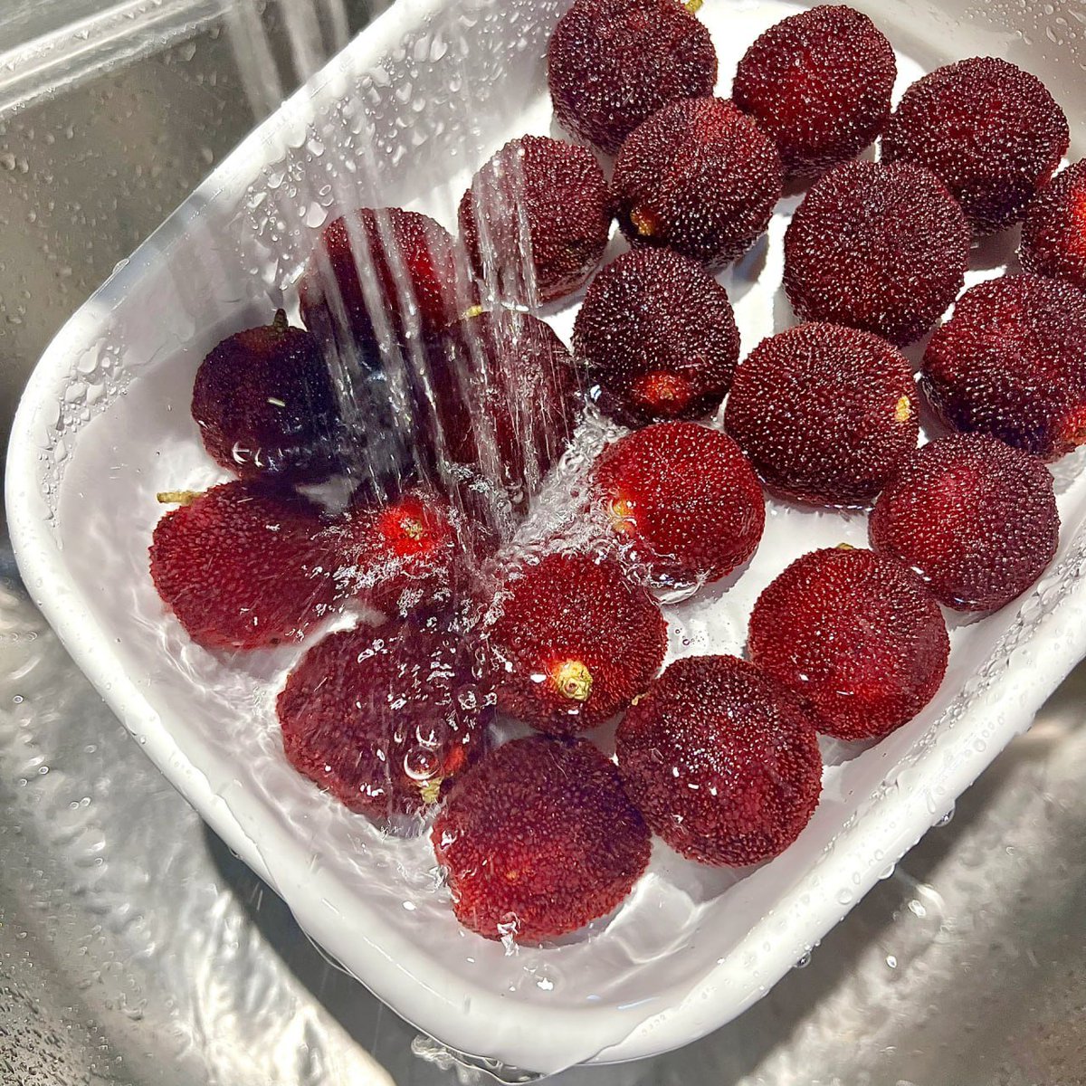 kamon46744771's tweet image. Life is full of sweet surprises, like a fresh fruits🍒 #SweetSurprises #PineappleLove #TropicalVibes