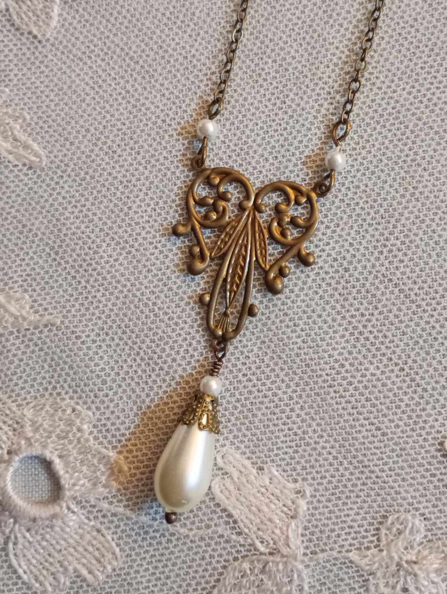 LovesVintage43's tweet image. 🧡 Handmade Elegant Art Nouveau Inspired Lavalliere With Embossed Focal and Glass Pearls in Antique Bronze on 18&quot; Chain 🧡 Boxed gift Perfect for Vintage Fans 🎁 #MHHSBD #CraftBizParty #firsttmaster #ChristmasGiftIdeas #vintagestyle #shopindie #elegance  lovesvintage43.etsy.com/listing/185621…