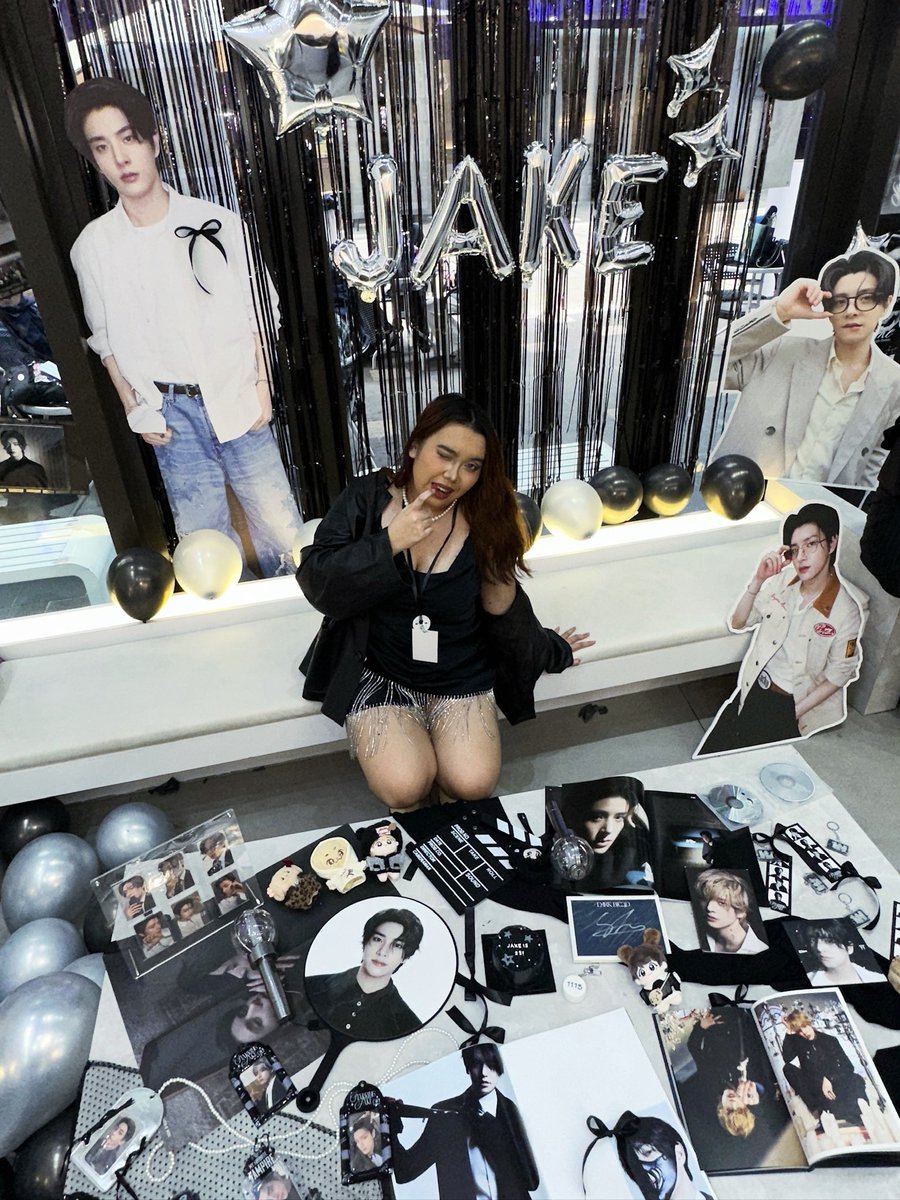 hyukapodojus's tweet photo. — and cut! 🎬
Once again was a crew for another Jake birthday cse! biggest shout out goes to the crews for making this event happen🫂
thankies to everyone who came and supported our star Jake 🖤
#StarringJakeinKL https://t.co/nj286rRRcx