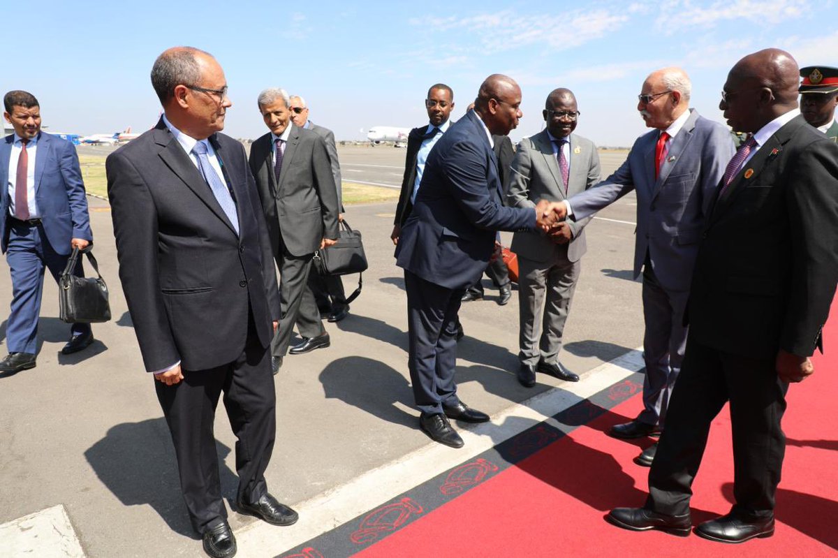 🔴 Brahim Ghali, Presidente de la República Árabe Saharaui Democrática, aterrizó este domingo 23 de noviembre de 2025 en la capital angoleña para participar en la Cumbre Unión Europea – Unión Africana.

Ni las maniobras ni la presión del régimen marroquí lograron impedirlo.
La