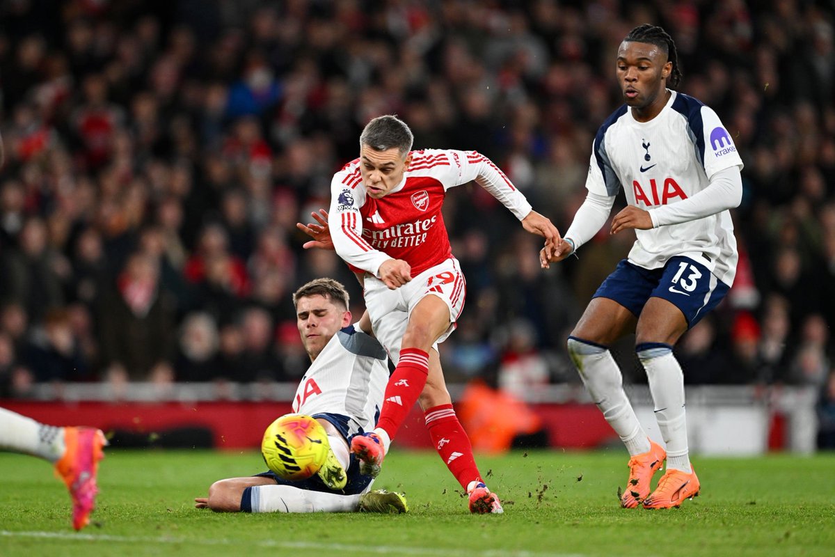 ftimee__'s tweet image. Leandro Trossard&apos;s last five Premier League games:

• Tottenham: ⚽️🅰️
• Sunderland: ⚽️
• Burnley: 🅰️
• Crystal Palace: ❌
• Fulham: ⚽️

#Arsenal | #Tottenham