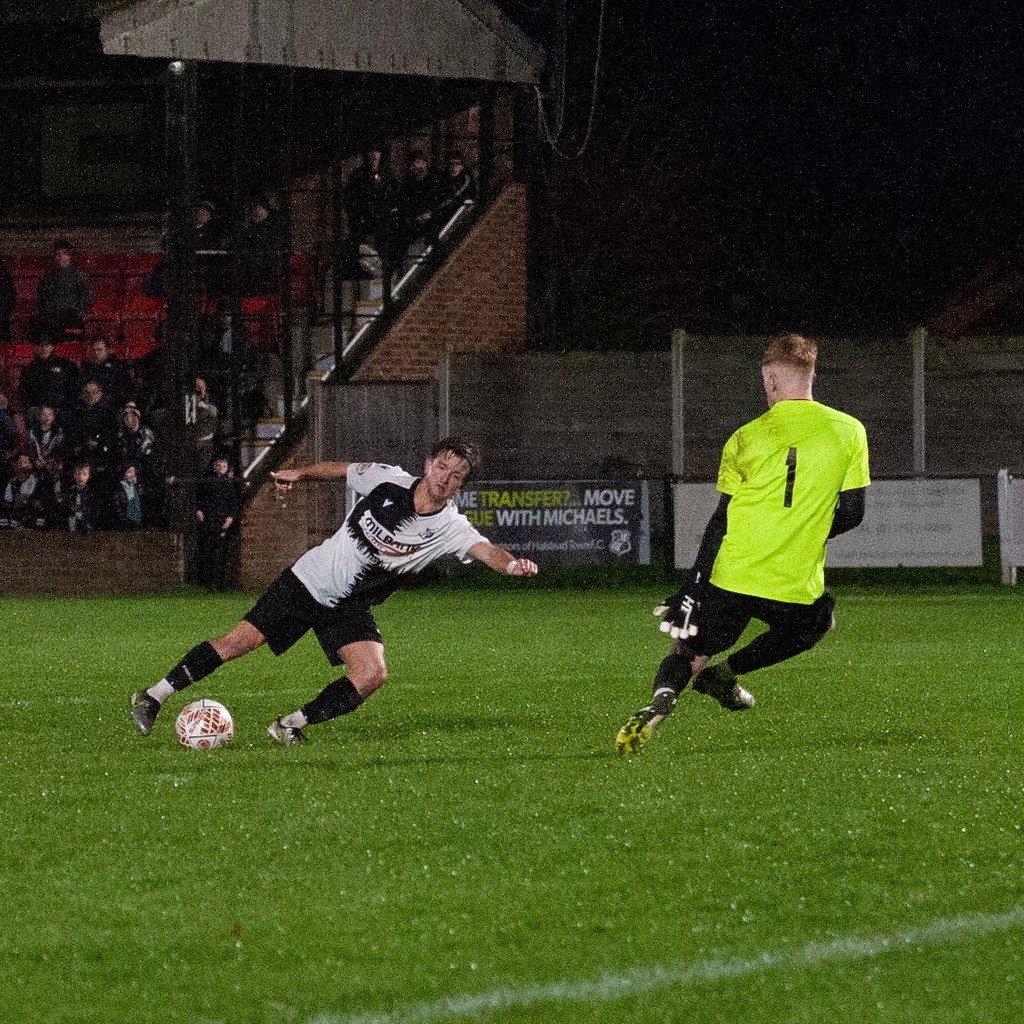 Match Album
flickr.com/gp/benkhopkins…

<a href="/HalsteadTownFC/">Halstead Town FC</a> 3
<a href="/Benfleet_FC/">Benfleet FC</a> 3
3pm // 22nd November 2025 // Milbank Stadium
<a href="/EssexSenior/">Essex Senior League</a>

6 goal thriller in the rain as Humbugs skipper Jack Cherry makes it 300 appearances in black and white

Up The Humbugs!🍬
#nonleaguefootball