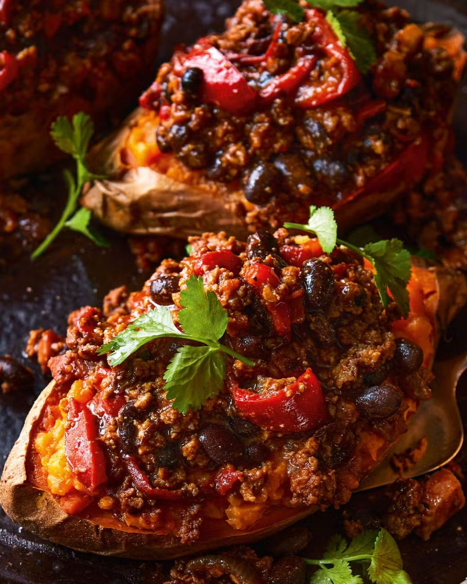 EatGameUK's tweet image. This recipe from Ed Smith for @waitrose is aromatic and warming, but not too hot, so it should please all.

The venison, red pepper &amp;amp; black bean chilli is great for batch cooking and works with jacket potatoes, sweet potatoes and rice. 

waitrose.com/ecom/recipe/ve…