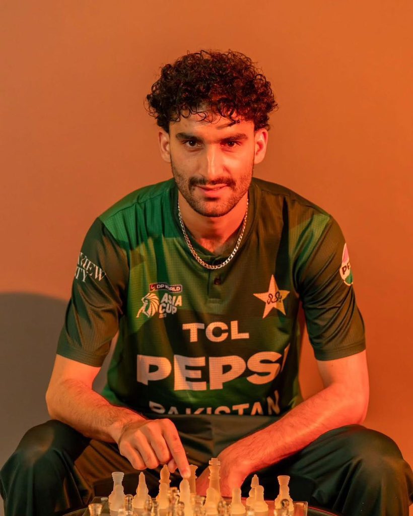 SardarAurangzab's tweet image. جس پلیٹ فارم پر بھی کھلائیں، بندہ جان مار کر پرفارم کرتا ہے، لیکن ٹیم پھر بھی اسے ڈراپ کر دیتی ہے۔ یار اب سوچ رہا ہوں کہ یہ بیچارے کو ڈراپ کر کے بھیجیں گے کدھر

#PakistanCricket