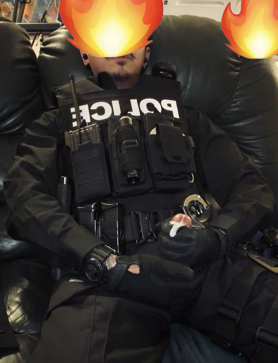 Brandon_2020l's tweet photo. Sir needs cleaning this up, would you help me? 💦 🍆 👮🏻‍♂️ 🔥 https://t.co/FjqjvEJPa5