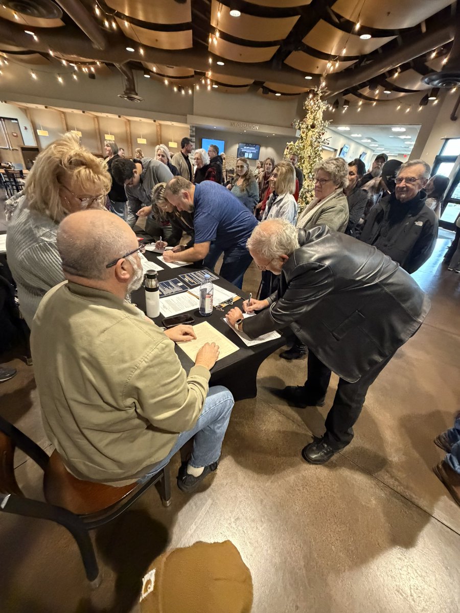 Lots of signatures going down today at our church! <a href="/davidmedinapdx/">David Medina For Governor 🌲🇺🇸</a>