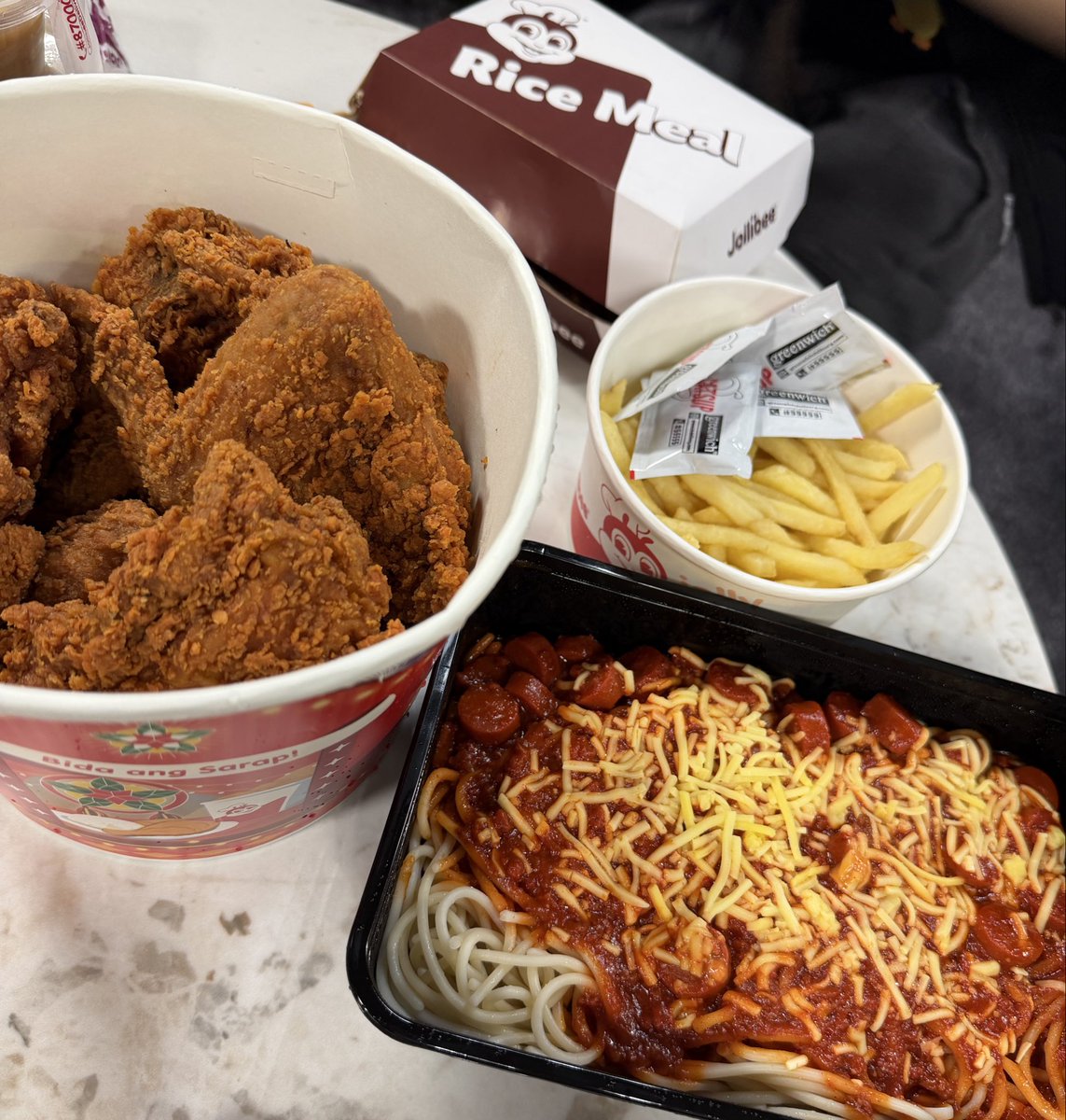 ForeverKimJisoo's tweet image. 251124 jisoo.app update.

“Suddenly someone asked... This is the food I ate in the Philippines

Some apple peach pie..? That was delicious too! ㅎㅎ

The food was good and the combination was perfect…!! 🩷Since it was indoors, I was able to finish everything nice…