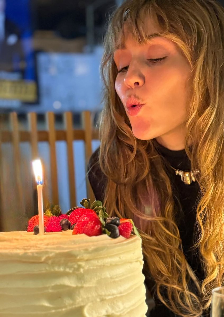 MileyCyrusBz's tweet image. 33 years of just being Miley 🤍.