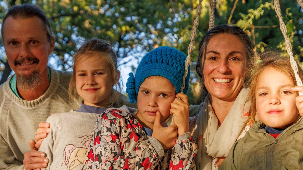 Le sacche di felicità non sono tollerate dal sistema. 
Bisogna essere in ansia per le bollette  e il mutuo, bisogna ammalarsi di tristezza tra il cemento e prendere psicofarmaci per sopravvivere. Se non segui le loro regole sei un fuorilegge.