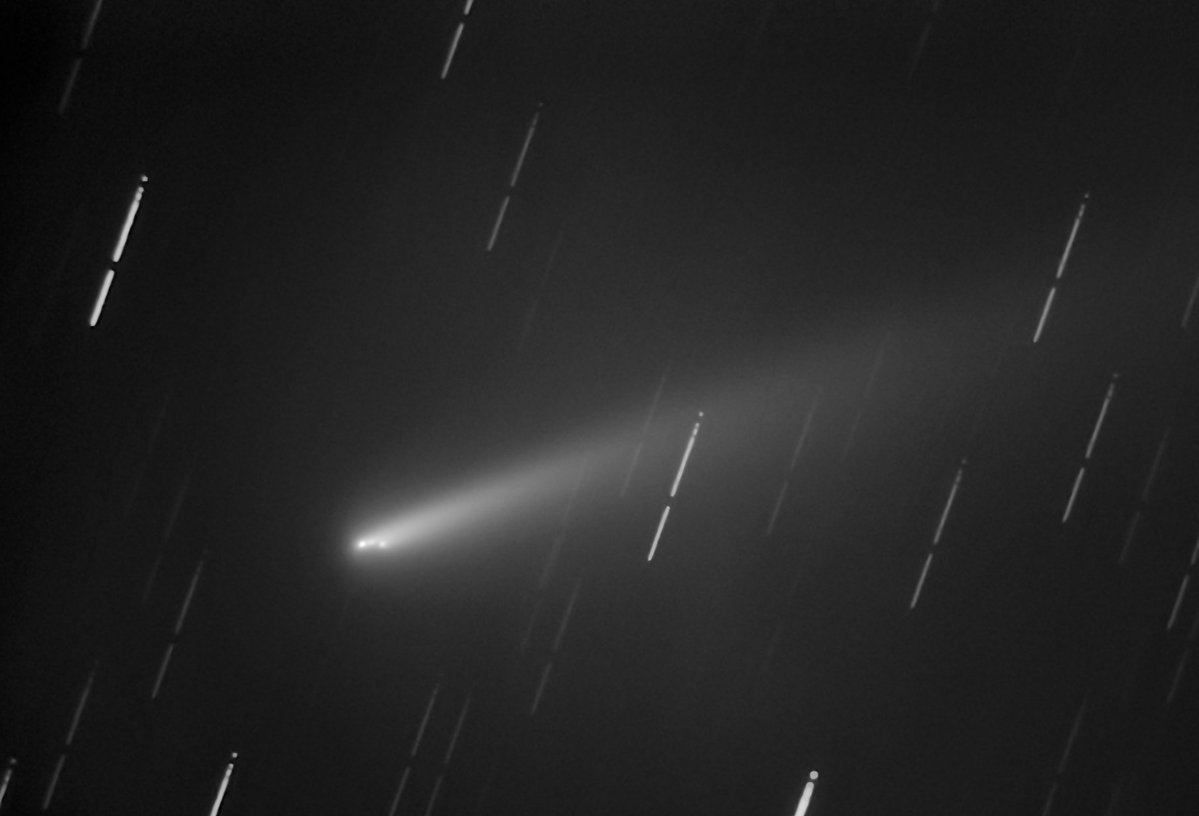 jifmpiano's tweet image. El cometa C/2025 K1 (ATLAS), el pasado viernes 21 de noviembre, a las 4:00 de la madrugada, muestra los tres trozos de su núcleo fragmentado y su cola larga y brillante.
Observatorio R2D2, en Vélez-Málaga.

#comet 
#cielosESA