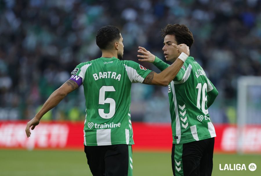 betisweb's tweet photo. ⚽️ #UnoxUno: Isco ilumina La Cartuja, Valentín rescata al Betis y Antony oscurece el final
⚔️ @RealBetis vs @GironaFC 1⃣ - 1⃣

➡️ https://t.co/jEsvPf5MZD

✍️ @CuetoJuanmi
📅 Jornada 13

➡️ Ficha https://t.co/bNUmysZfAy

#DíadeBetis #RealBetisGirona #Betis💚 https://t.co/Af0GA1WXE8