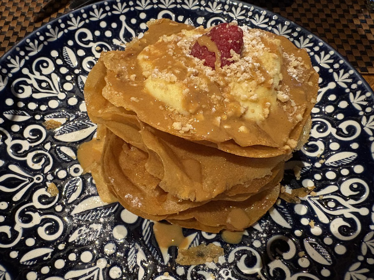 AMarusaki's tweet photo. モロッコはご飯が美味しい😋定番のスープ「ハリラ #harira」は、甘いシュバキア #shebakia やデーツと一緒に🥣サラダの隠し味はクミン🥗訓練生イチオシは、薄い麺状のパンに鶏肉やレンズマメのスパイス煮をかけた「ルフィサ #rfissa」🍴デザートにはモロッコ風ミルフィーユの「ジョーハラ #jawhara」🍰 https://t.co/08QRonUPHm