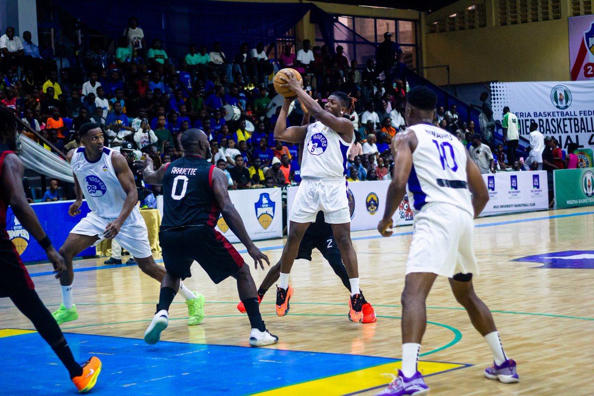 RiversHoopers's tweet image. Action Pictures from the first half. 

#NPBLFinal4 
#TheCrowning
