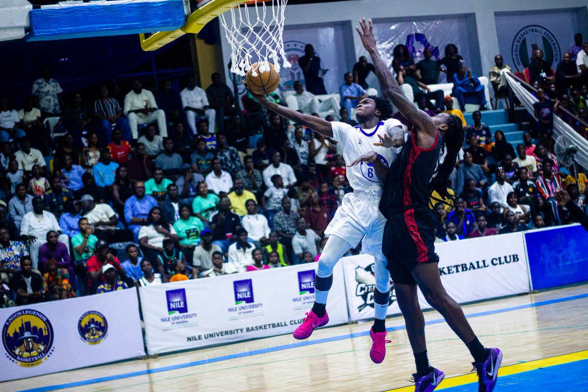 RiversHoopers's tweet image. Action Pictures from the first half. 

#NPBLFinal4 
#TheCrowning