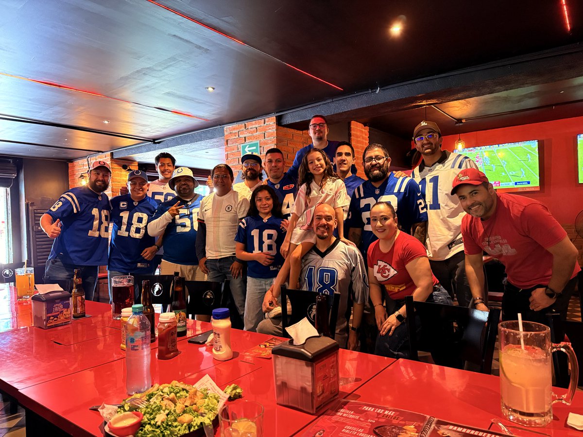 Fdoelizalde12's tweet image. Club Colts de Guadalajara viendo el partido por #foximpactonfl #colts #indianapolis #kansaschiefs @FOXSportsMX