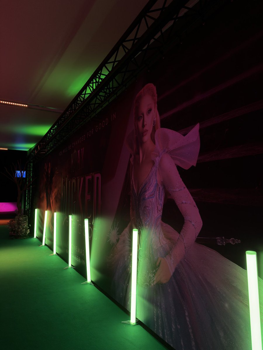 remintro's tweet image. wicked for good round two ♡