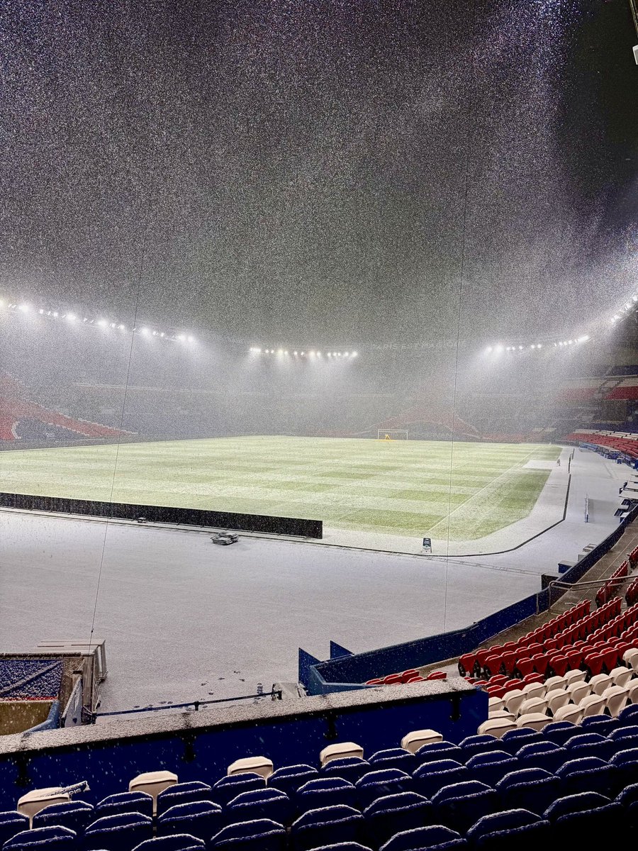 ElenPsg's tweet photo. Les plus belles photos du Parc des Princes sous la neige ❄️ 🤩 https://t.co/nQQqDtbwB1