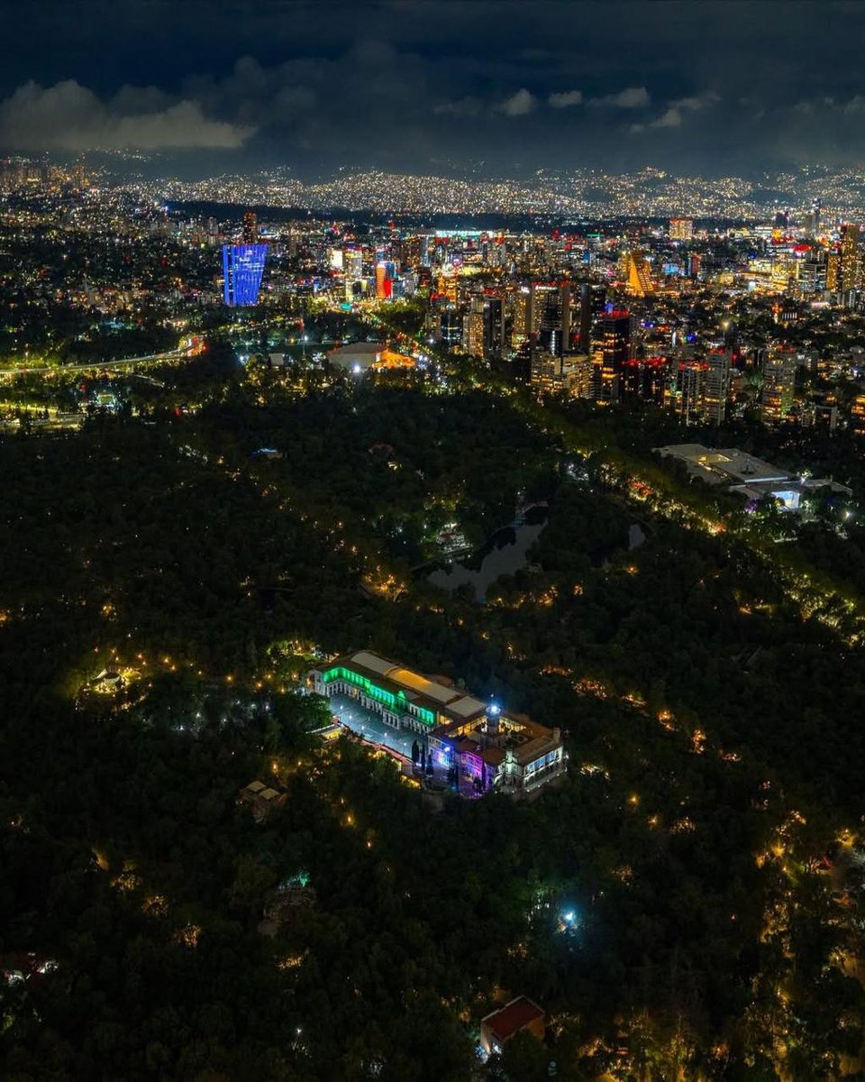 Mi ciudad es un bosque de espejos que cuida un castillo 🎶