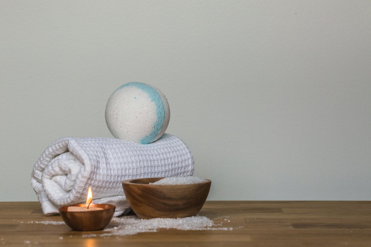 makeyourhomespa's tweet image. ✨ Pro tip: A bath bomb a day keeps the stress away! 🛁💖
Light a candle, soak, and vibe.
🛍️ Find your spa essentials 👉 makeyourhomespa.com
#RelaxAndUnwind #SpaJoy #MakeYourHomeSpa