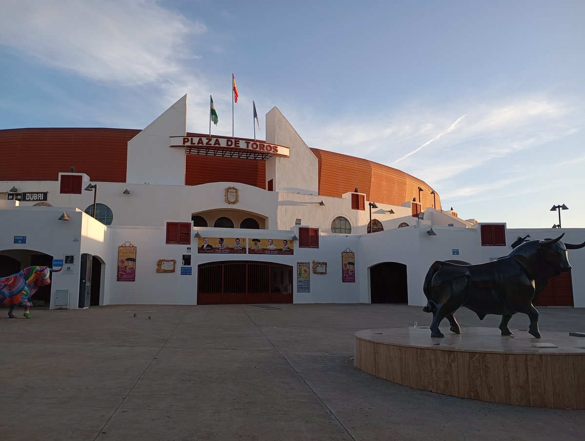 Plaza de Toros de Roquetas de Mar/Almería.
Inauguración: 19 de julio de 2002.
Capacidad: 7,700 espectadores.
Servicios: Dispone de servicios como patio de caballos, toriles, capilla y hospital.