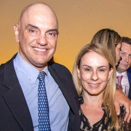 ArleteCaetum's tweet photo. Alexandre de Moraes o sancionado, manda derrubar postagens nas redes sociais com a notícia de que o rombo de R$ 60 bilhões no Banco Master envolveu contrato com empresa da sua esposa https://t.co/vWCwSY7zqa