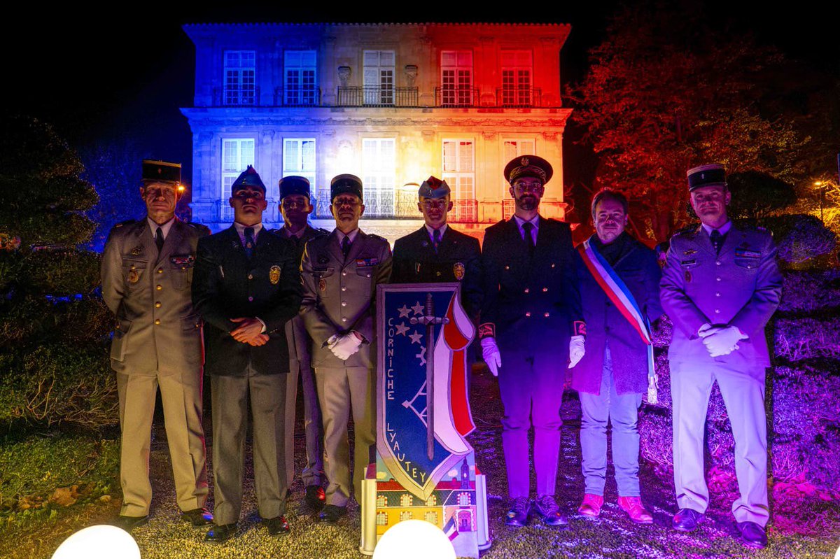 LycMilitaireAix's tweet photo. Remise des calots aux élèves de 1re année des Classes préparatoires, dans le cadre majestueux du Pavillon de Vendôme, en présence de nombreux intégrants de @SaintCyrCoet, de l’@Ecole_navale et de l’@Ecoledelair.

Chicà Aix !!! https://t.co/DUe1z8x0EZ