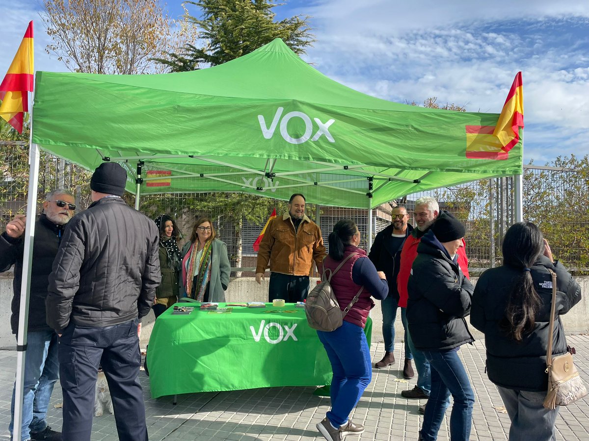 VOX_VCanada's tweet photo. Gracias a todos los vecinos y simpatizantes que hoy nos han acompañado en nuestra Mesa Informativa! Y Gracias a Pedro Mallén - Vox por venir a apoyarnos.

¡Feliz día de Cristo Rey! 🇪🇸

#VOX #VillanuevaDeLaCañada #VOXVillanuevaDeLaCañada #MesaInformativa https://t.co/n8YorBHWso