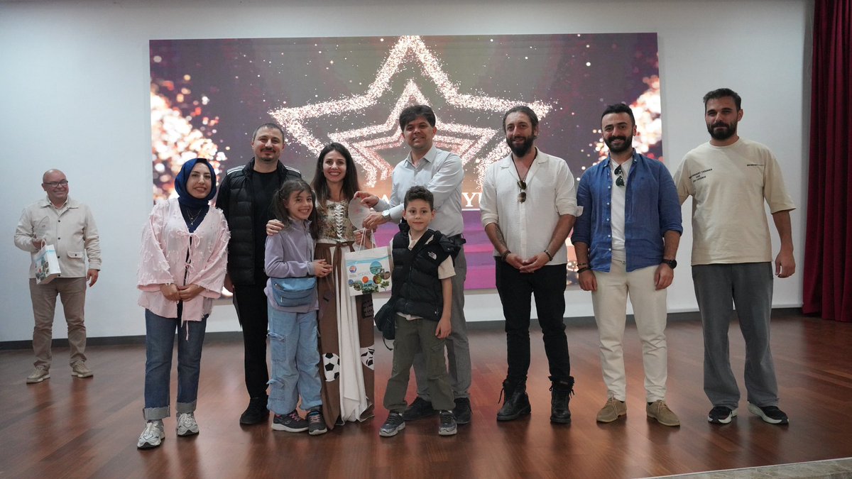 İl Millî Eğitim Müdürü Muhammed Özdemirci; Millî Eğitim Müdürlüğümüz tarafından, 24 Kasım Öğretmenler Günü vesilesiyle, eğitimin temelini oluşturan "Kök Değerler" temasıyla Türkiye genelinde öğretmenler arasında düzenlenen Tiyatro Yarışması'nın ödül törenine katıldı. 🎭 🏆💫

🔗