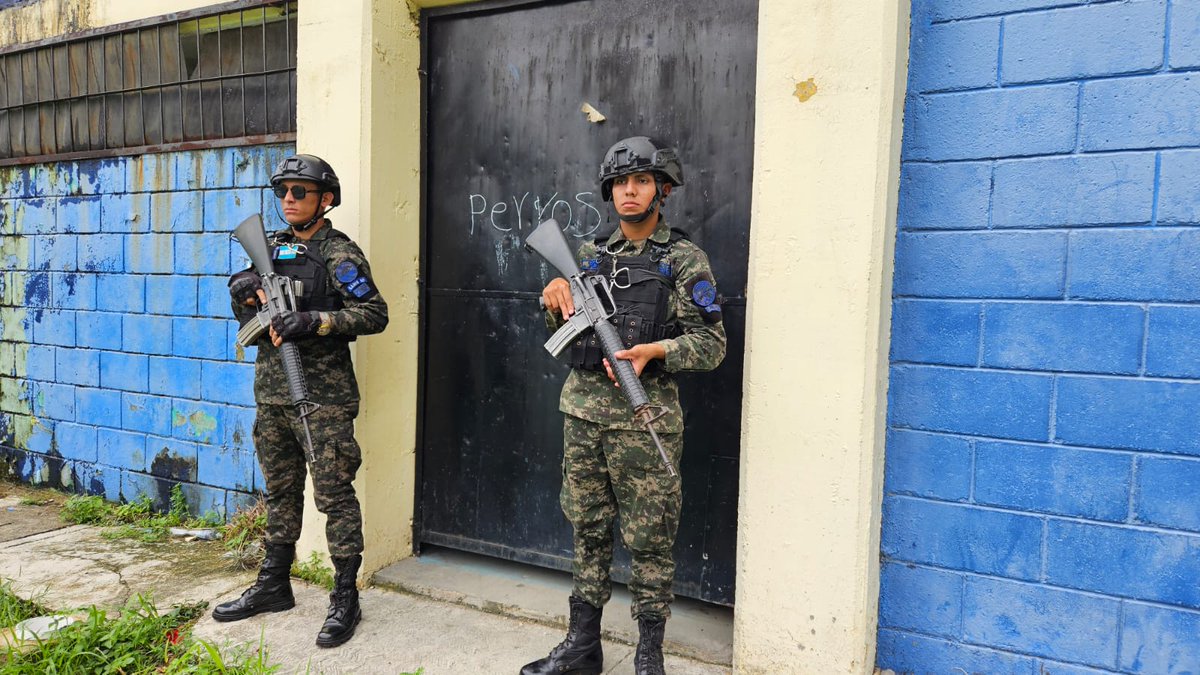 #NoticiasFAH || La Fuerza Aérea Hondureña a través de la Base Aérea Coronel Héctor Caraccioli Moncada,  mantiene en constante resguardo y vigilancia el material electoral, el cual en los próximos días será trasladado a sus lugares de destino.

Tu #FAH, mantiene el compromiso con