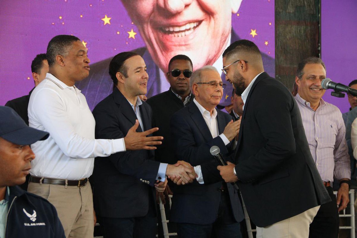 DIGICOMPLD's tweet photo. ¡Bienvenido al PLD, compañero Juan! 👏✊

Un mensaje muy emotivo marcó la entrada del compañero Juan Mendoza a las filas de nuestro partido en la provincia #DuarteEsPLD⭐️

Juan explicó por qué decidió juramentarse en el PLD: porque aquí se servía sin mirar banderas, porque en los gobiernos del PLD la gente vivía mejor y porque este es un partido que enseña a servir al pueblo. 💜

#SFCOesPLD⭐️