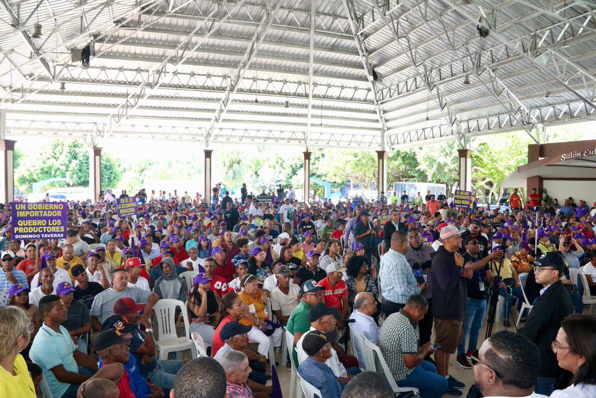 DIGICOMPLD's tweet photo. ¡Bienvenido al PLD, compañero Juan! 👏✊

Un mensaje muy emotivo marcó la entrada del compañero Juan Mendoza a las filas de nuestro partido en la provincia #DuarteEsPLD⭐️

Juan explicó por qué decidió juramentarse en el PLD: porque aquí se servía sin mirar banderas, porque en los gobiernos del PLD la gente vivía mejor y porque este es un partido que enseña a servir al pueblo. 💜

#SFCOesPLD⭐️