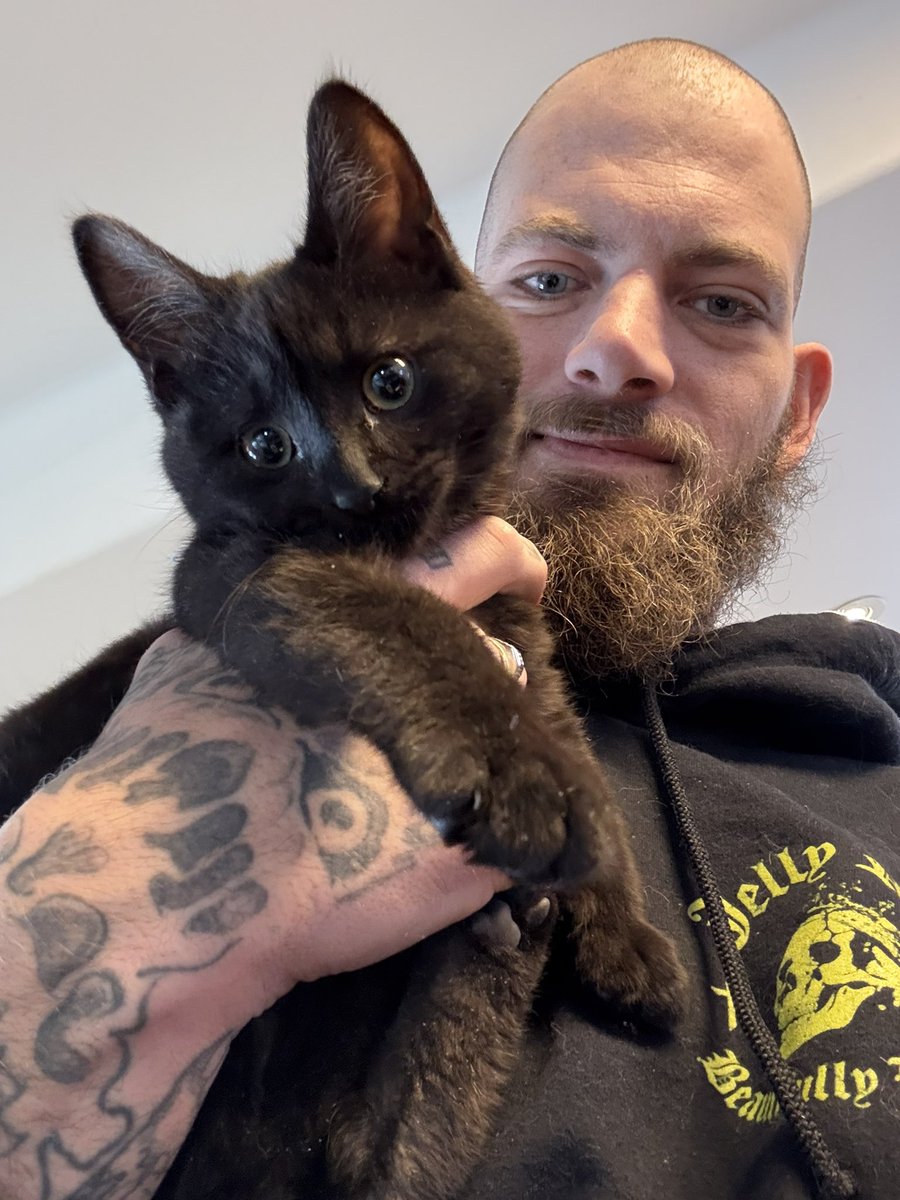 sleak_crypto's tweet image. Just a guy and his cat 🐈‍⬛