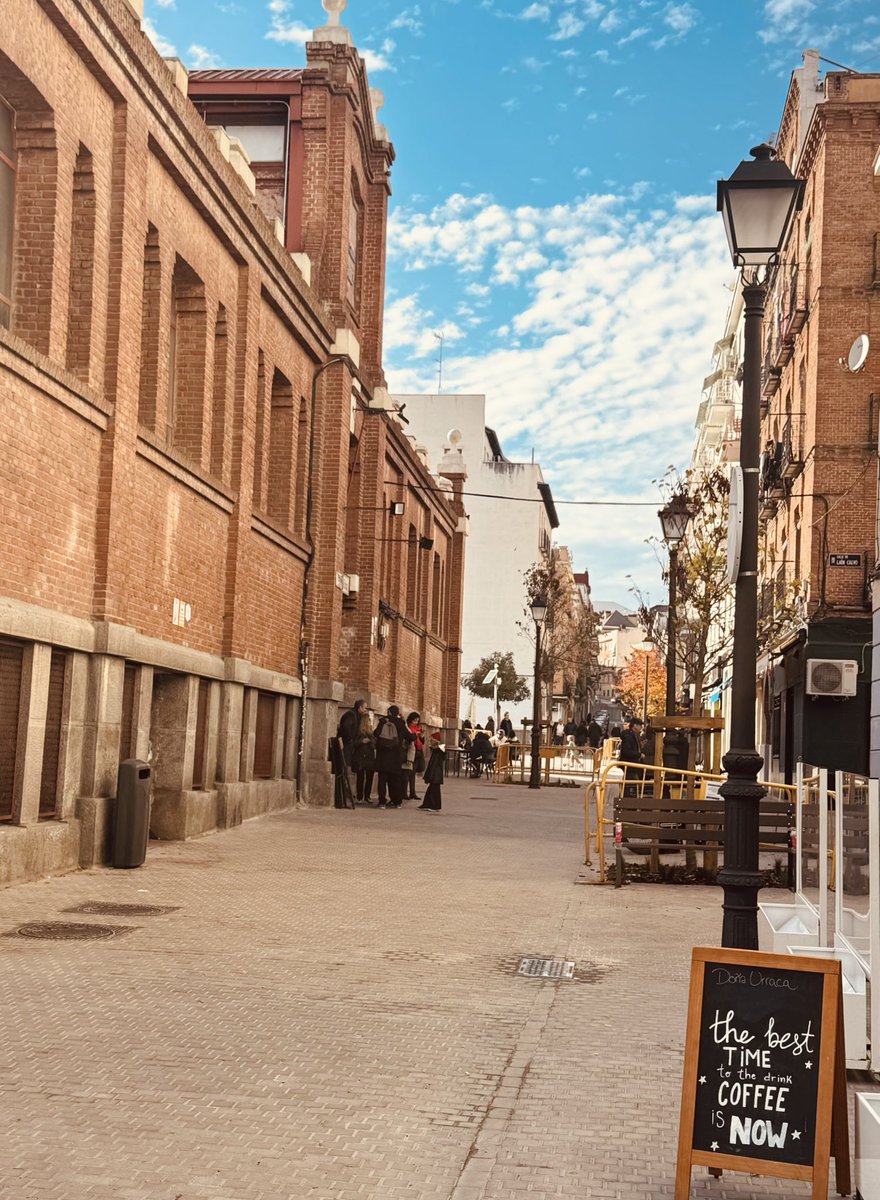 -Aconsejada por unos amigos hoy me he acercado al Mercado de Tirso De Molina para tomar el aperitivo. Buen ambiente, sin agobios. Y rica esta ensaladilla fusión de Picar by Gozar.

-Me ha gustado también ver muchos vinos de Madrid en los bares… Punto positivo. 

-Después me he