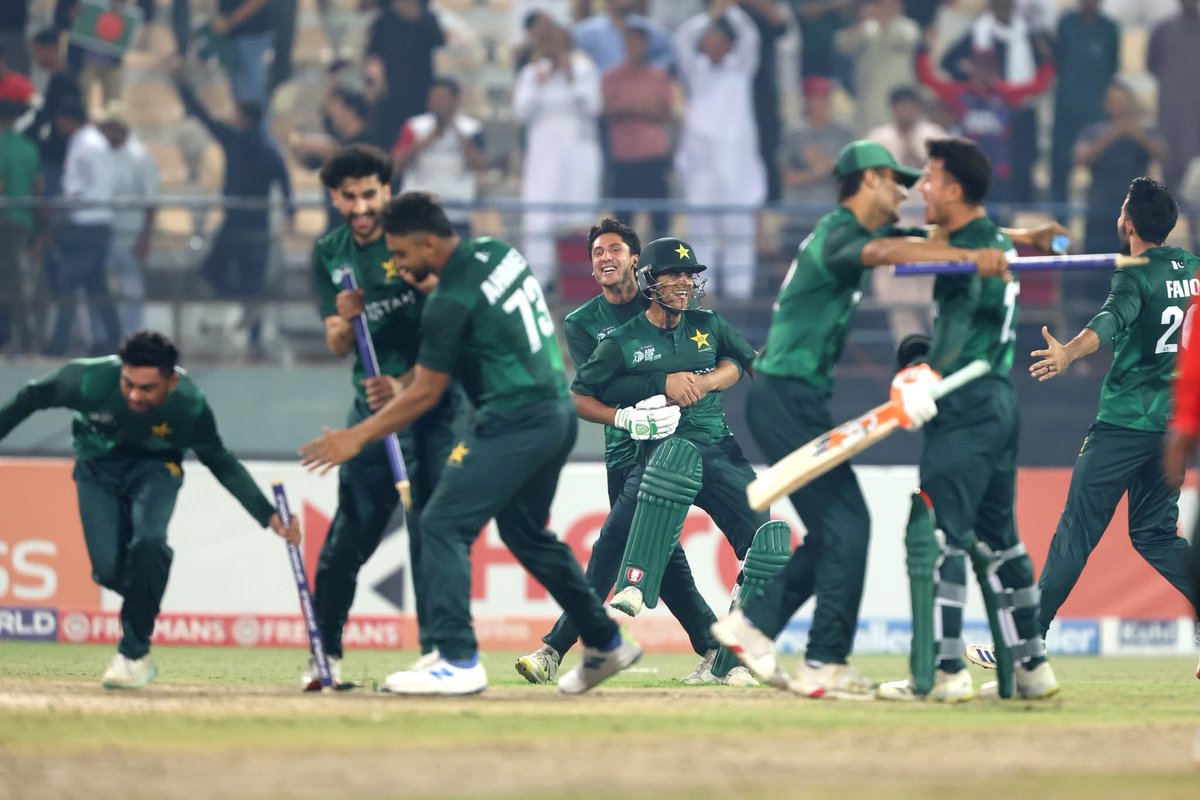 MemesByHasso's tweet photo. GEN Z OF PAKISTAN 🇵🇰❤️.

#PAKvBAN l #asiacup2025final https://t.co/47C3Ygit4E