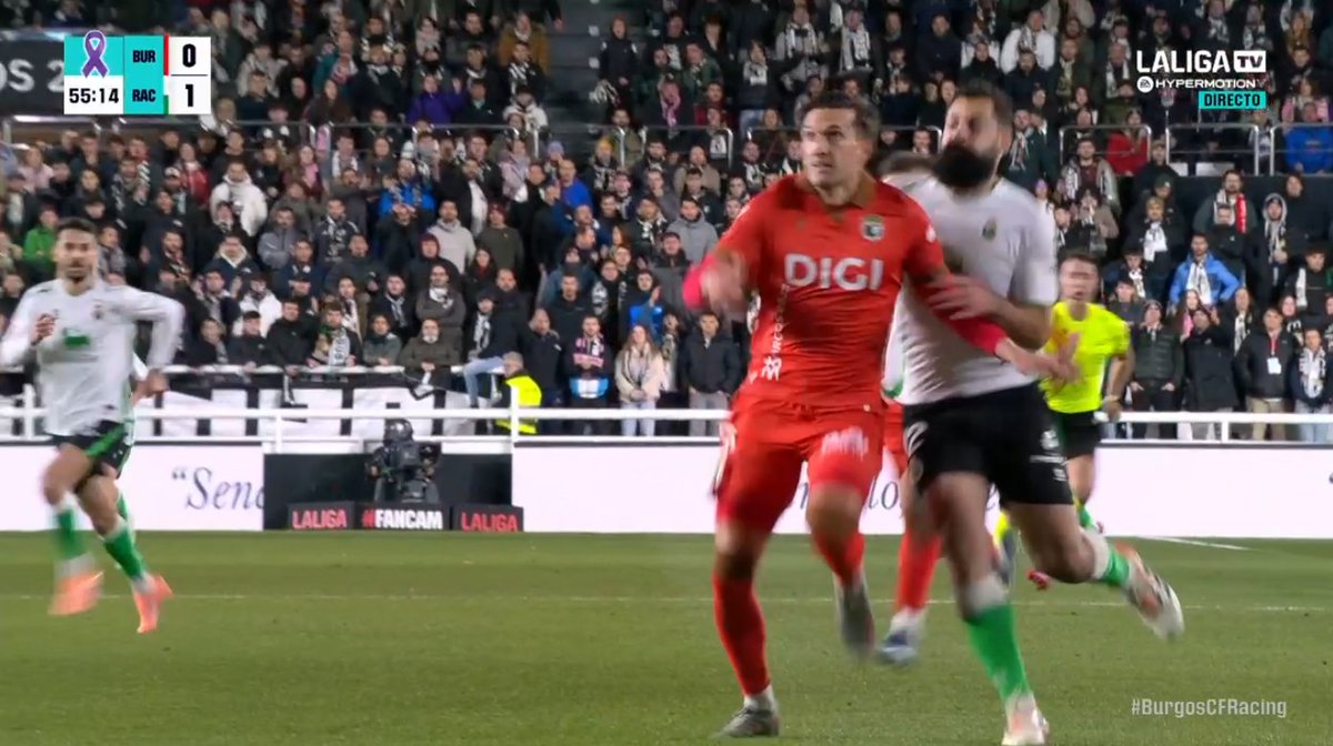 ArchivoVAR's tweet photo. 🖥️💥 Nuevo show de comedia fina del VAR en el Burgos - Racing de Santander.

👉🏻 Villalibre sujeta a Grego Sierra en la pugna por la posición.

❌ 𝗘𝗟 𝗩𝗔𝗥 𝗡𝗢 𝗗𝗘𝗕𝗘 𝗜𝗡𝗧𝗘𝗥𝗩𝗘𝗡𝗜𝗥.

▪️ Nuevamente, no existe un error obvio y manifiesto en la decisión del árbitro. https://t.co/yLWFzFDC2z