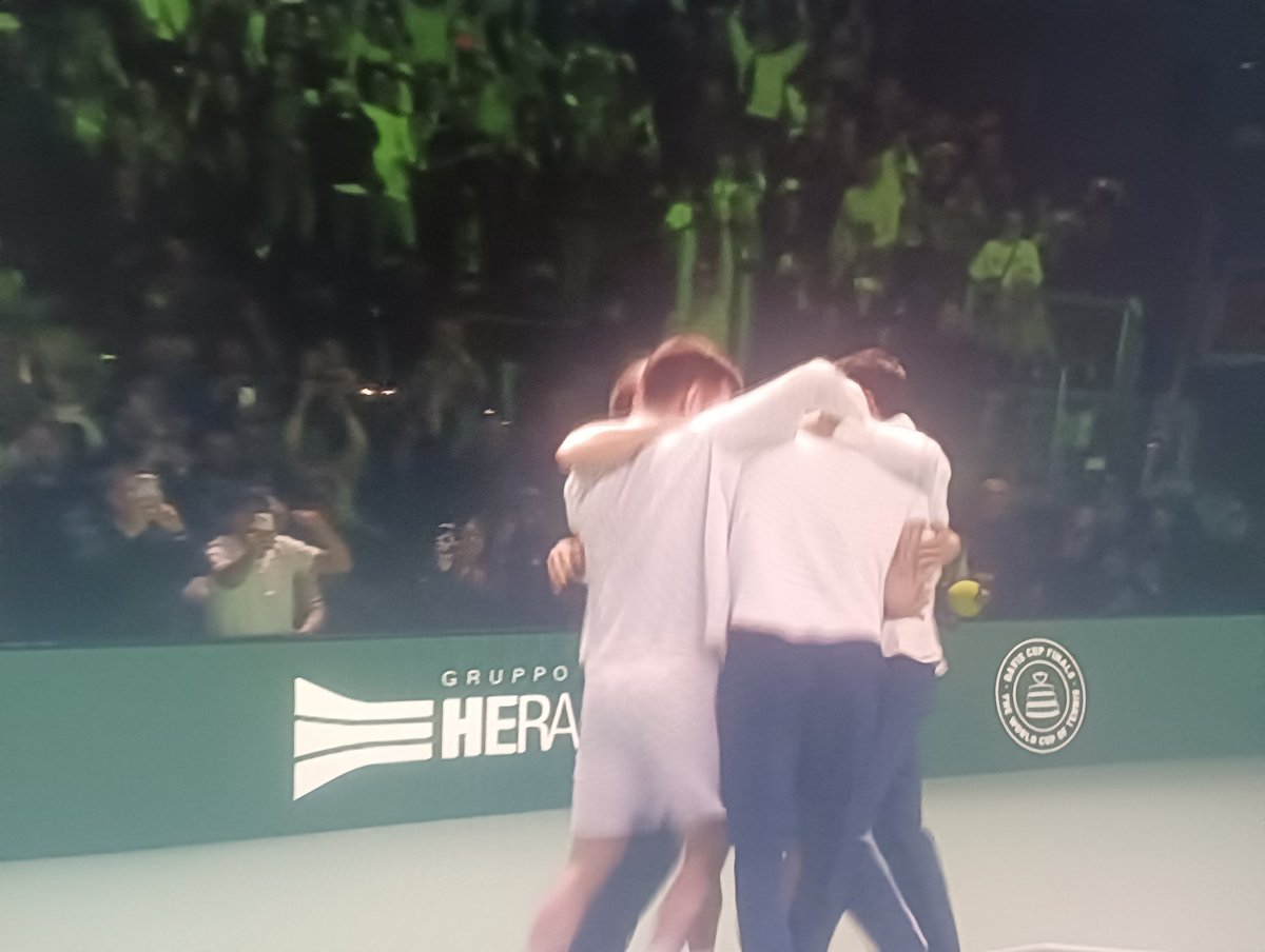 Commibot's tweet image. CI DAVANO PER SPACCIATI. SENZA FAR MAI GIOCARE IL DOPPIO.

INCHINATEVI E CHIEDETE SCUSA.