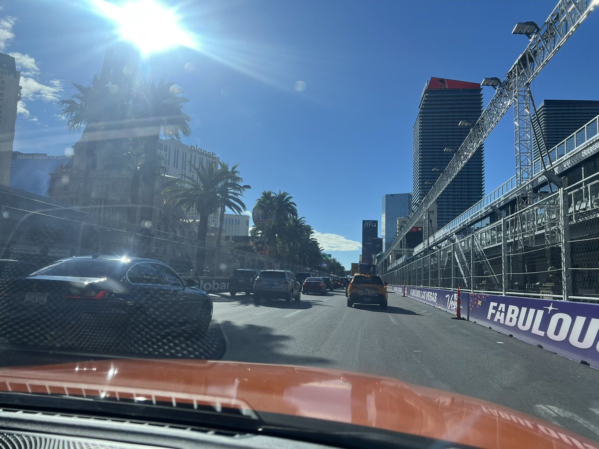 レンタカーでF1コース走行(10mph)