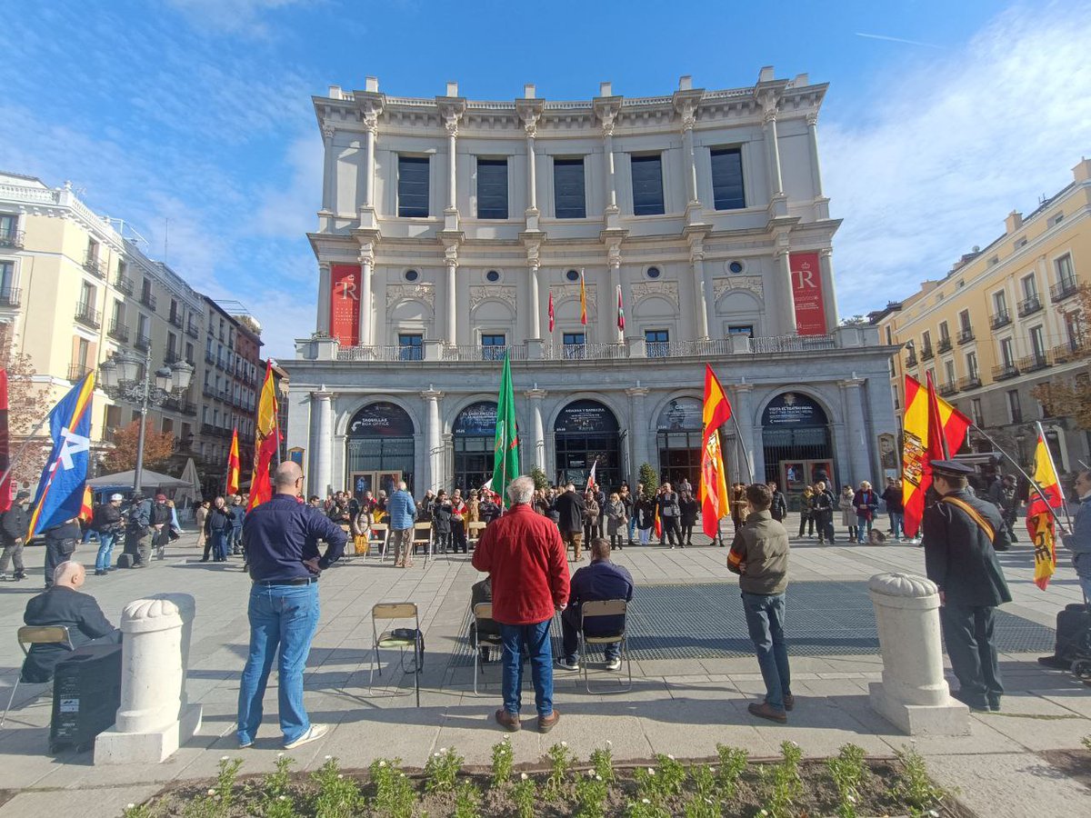 -Los franquistas pinchan en la Plaza de Oriente: unas 50 personas defienden la dictadura y critican la ley de Memoria

eldiario.es/politica/franq…

©Guillermo Martínez