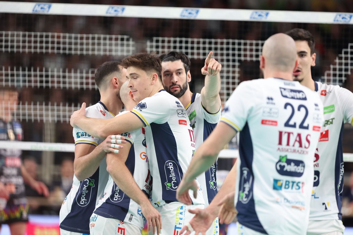 trentinovolley's tweet image. ✌️🏆🇮🇹🏐 | SUPERLEGA CREDEM BANCA 2025/26
➖
BTS Arena in festa: anche la capolista Perugia non passa a Trento! Che splendido 3-1!
➖
#⃣ #SuperLega
#⃣ #trentinonelcuore
