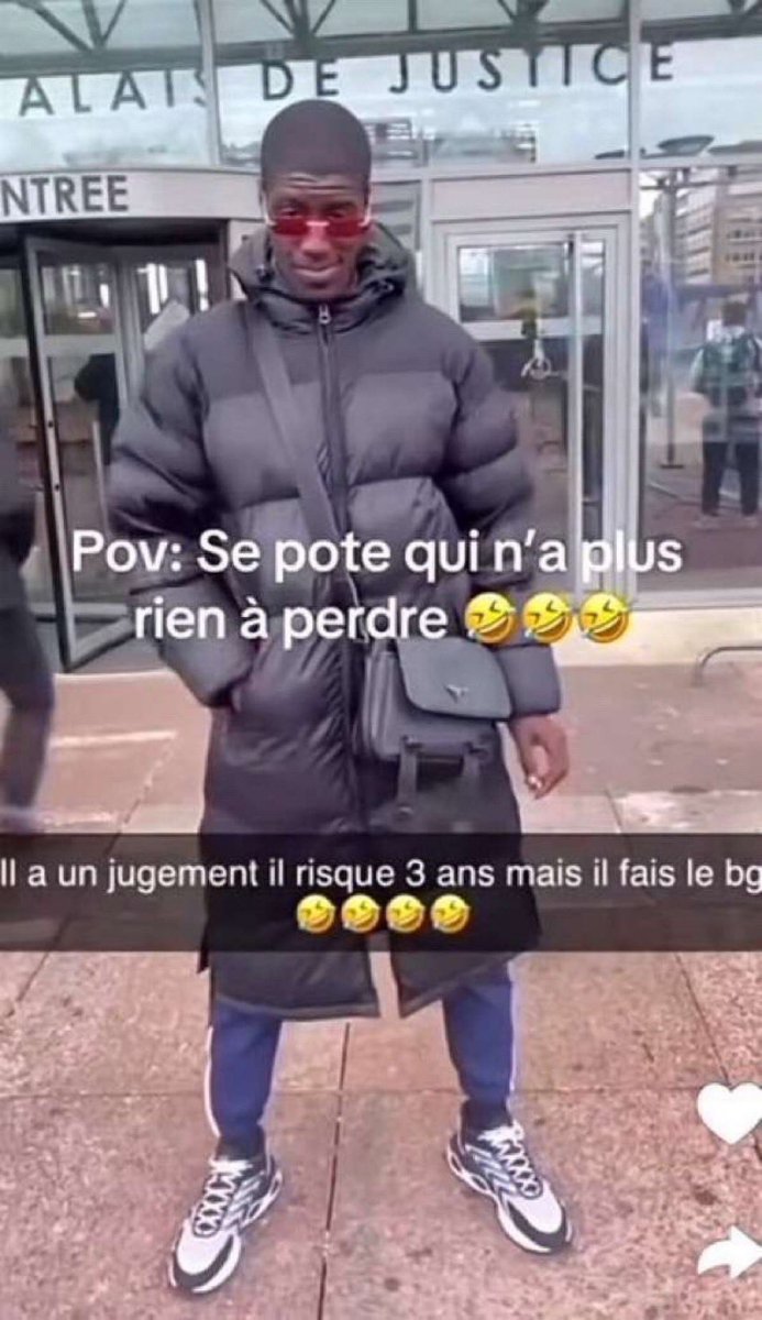Ce pote qui n'a plus rien à perdre, il a un jugement procès tribunal risque 3 ans prison ferme mais il fait le bg, zgeg au long manteau doudoune noir noire lunettes de teintées rouges jogging basket TN, prend pas la situation au sérieux, il est foutu