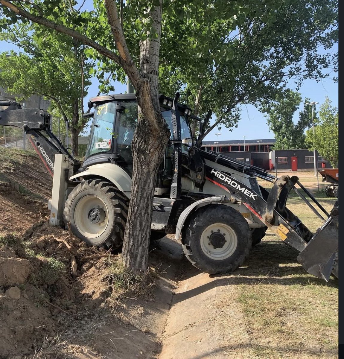 XPabloFernandez's tweet photo. Les obres al camp de rugby de Manresa han encès les queixes dels usuaris. Les fotos mostren banquetes mal col·locades, moviments de terra fets sense cura i una excavadora treballant enganxada als arbres. Els assistents denuncien una obra improvisada i poc segura. 
@ICONNA1 https://t.co/WxCudQWHJA