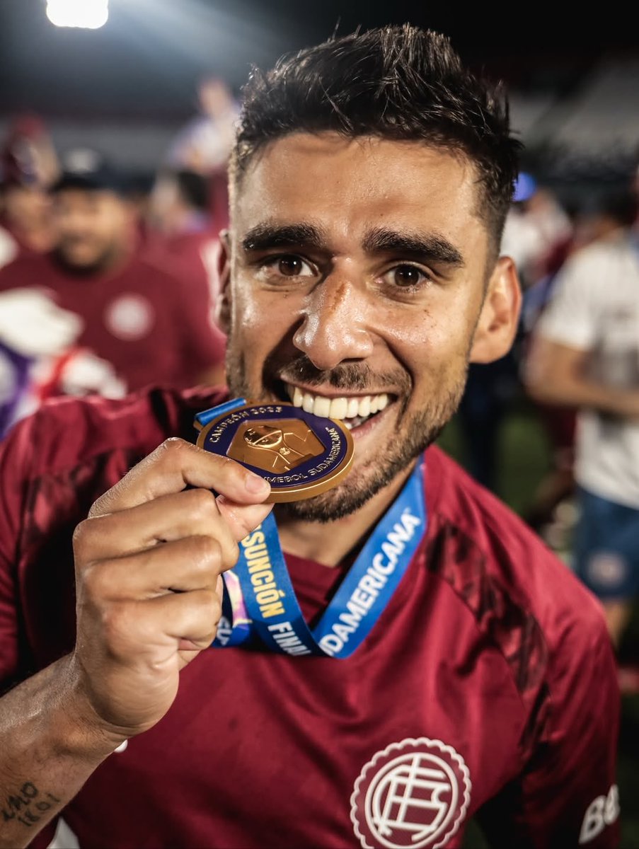 Estos tres volvieron a Lanús para sacarlo campeón.

Marcelino y el Toto tienen el título con la camiseta de Lanús que tanto se merecieron.

Sentido de pertenencia total, se inmortalizaron en la historia granate siendo claves para poder salir campeones.