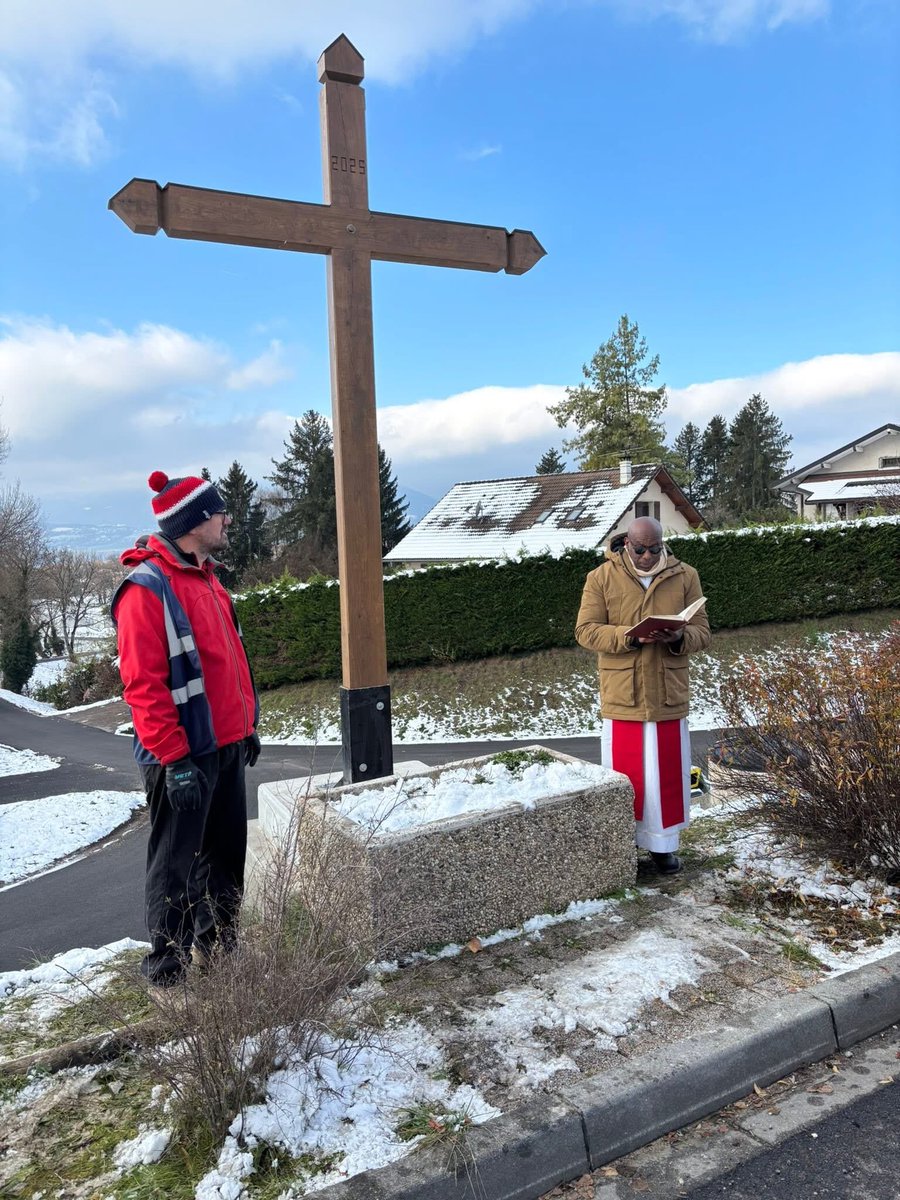 noel_sylviane's tweet image. Bénédiction de la Croix de Bailly à Bonne.Une magnifique restauration réalisée par les bénévoles de l'association S.O.S Calvaires.
Bravo pour leur engagement sans faille en faveur de la restauration et de la protection de notre patrimoine chrétien.➡️ facebook.com/share/v/1EZUVX…