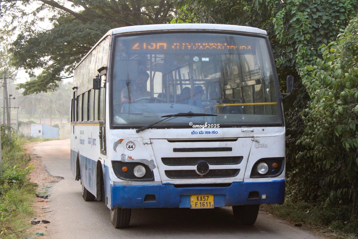 TheKannadiga_RF's tweet image. 213H
KR Market &amp;lt;-&amp;gt; Bettahalli Kavalu
ಕೃ ರಾ ಮಾರುಕಟ್ಟೆ &amp;lt;-&amp;gt; ಬೆಟ್ಟಹಳ್ಳಿ ಕಾವಲು

Refer to the image alt for route details.  

KA 57 F 1611
Depot: 44 (Anjanapura)

📍📷: Kaggalahalli - Rock Colony Road