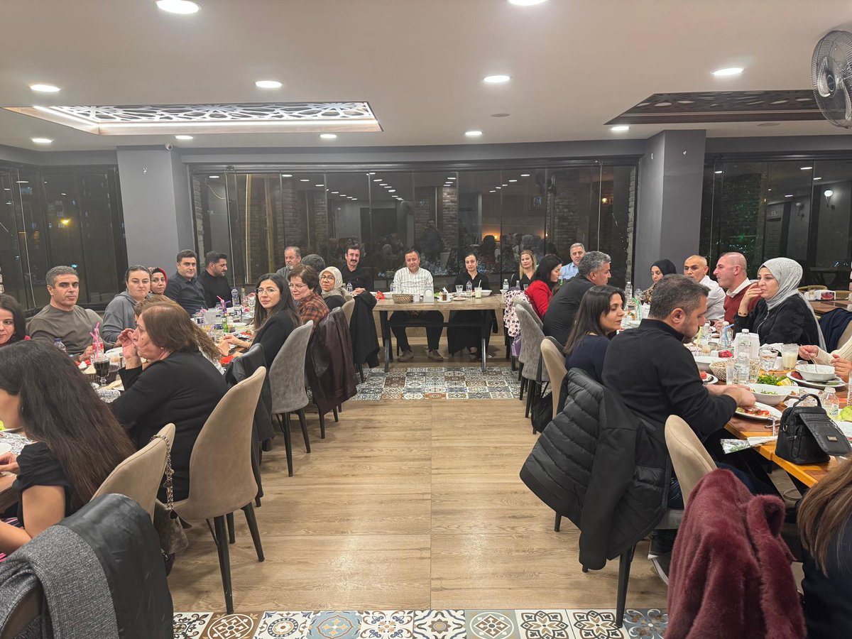 mardinfenlisesi's tweet photo. Öğretmenlerimiz 24 Kasım Öğretmenler Günü vesilesiyle okul aile Birliği yönetim kurulumuz ve kıymetli velilerimizin organize ettiği  yemek organizasyonunda bir araya geldiler.
@ali_eyyupkoca @mehmeteminduya1
@pdrerdal @muratozgur44 https://t.co/GNwkhiWZuZ