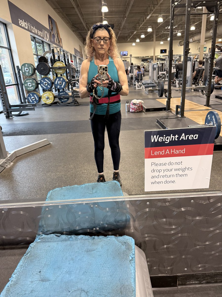 In early for leg day on a Sunday!!!  Cardio after too!!