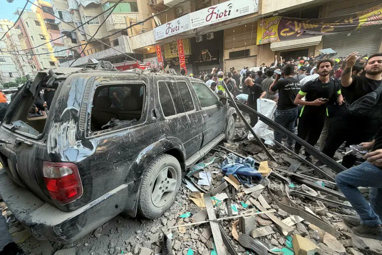 YZaatreh's tweet image. عربدة صهيونية في قلب بيروت!
هي لا تختلف عن مثيلتها في قطاع غزة والضفة الغربية وسوريا.
نتنياهو كائن موتور يعبد ذاته ويحلم بنموذج &quot;تشرشل&quot;، فيما يحظى بغطاء دائم من بلطجي مُتصهْين في واشنطن.
عربدة لم يكن لها أن تبلغ هذا المستوى لولا يقينها بأنها تعايش وضعا عربيا رسميا في أسوأ أحواله.