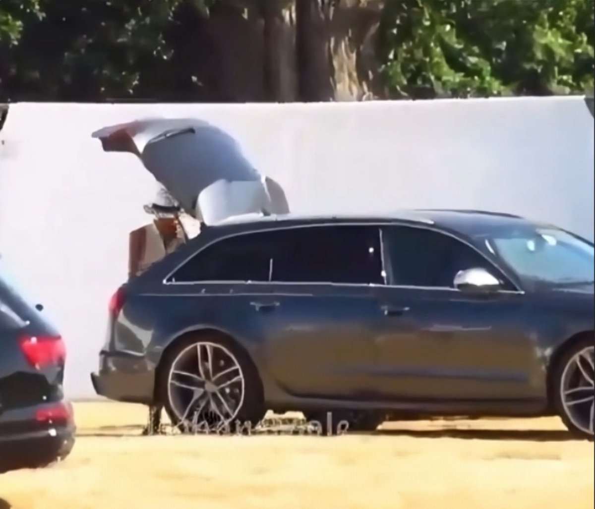 duchess_salty's tweet image. #DuchessStickyFingers will take ANYTHING if it’s not nailed down. 

Remember the Aquazzura shoes she lifted from Reitmans? 

Let’s not forget she got caught rifling around Prince William’s car boot &amp;amp; was shooed off by his friend. The brazen witch had the audacity to do it again