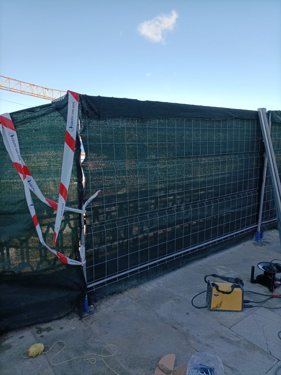 Adeus ría, adeus Paseo, adeus balustrada, adeus vistas dos meus ollos... Cando voltarán? 🤔Un proxecto privado impide ver os atardeceres á cidadanía co beneplácito de <a href="/abelcaballero/">Abel Caballero</a> e sen data. Cada día é unha sorpresa para os veciños do Casco Vello.