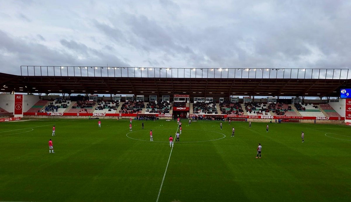 elafizionado's tweet photo. 🗞️ El @ZCFoficial firma un triunfo de calma y ambición

Un «Curro» Álvaro Romero brillante y un Kike Márquez majestuoso, sacan el capote y lideran la victoria ante el Talavera (2-1)

✍🏻 Javier Regidor López @Javor7 

Léelo y comenta aquí 👇
https://t.co/HFhtl0sV3b https://t.co/htsImhbOAe